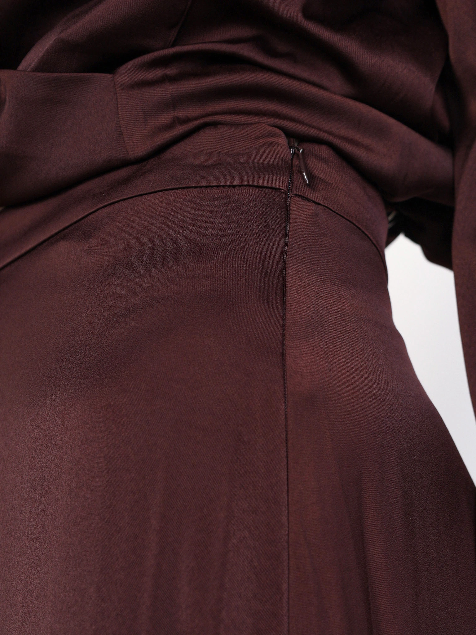 Юбка с разрезом сбоку темно-бордового цвета